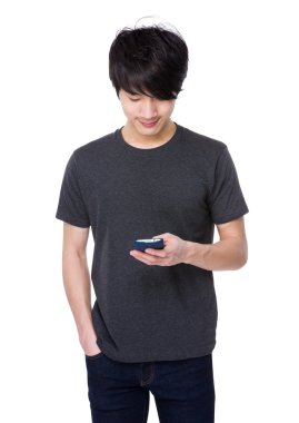 Asya genç adam gri t-shirt