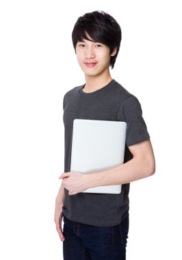 Asya genç adam gri t-shirt