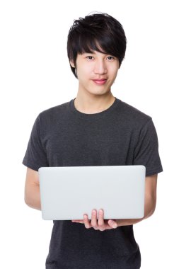 Asya genç adam gri t-shirt