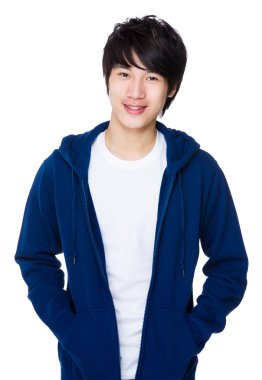 Mavi kazaklı Asya genç adam