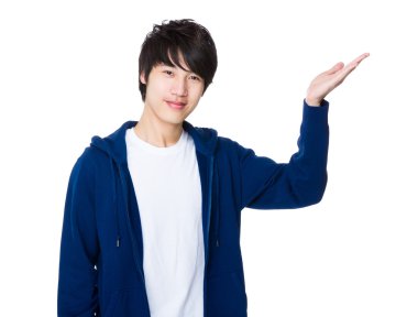 Mavi kazaklı Asya genç adam