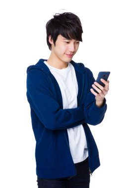 Mavi kazaklı Asya genç adam