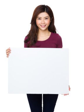 kırmızı t-shirt Asyalı genç kadın