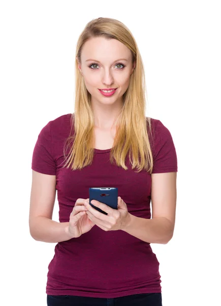 Kaukasische jonge vrouw in de rode t-shirt — Stockfoto