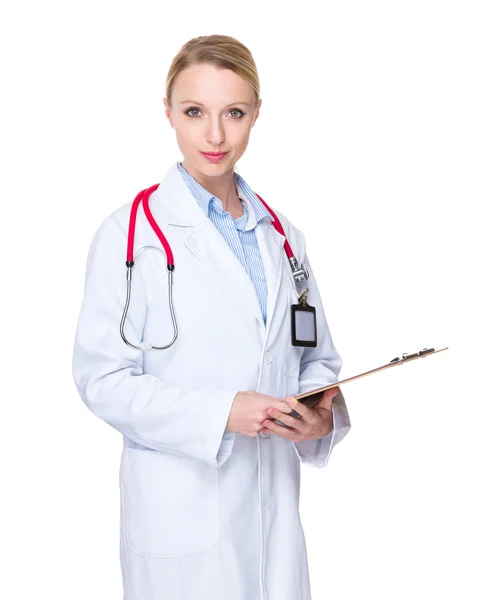 Médico mujer caucásica en bata blanca — Foto de Stock