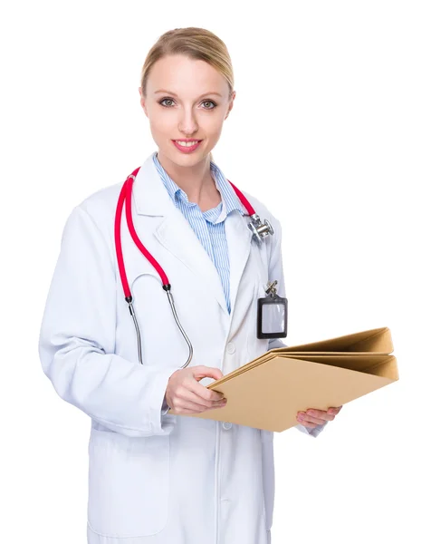 Белая женщина-врач в белом халате — стоковое фото