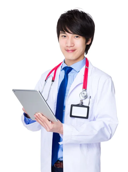 Asiatico maschio medico in bianco cappotto — Foto Stock