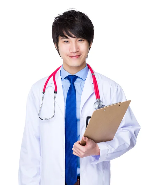 Asiatische männliche Arzt im weißen Mantel — Stockfoto