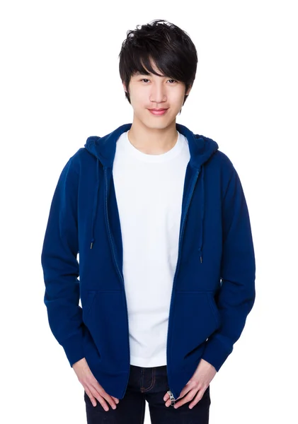 Asijské mladý muž v modrém svetru — Stock fotografie