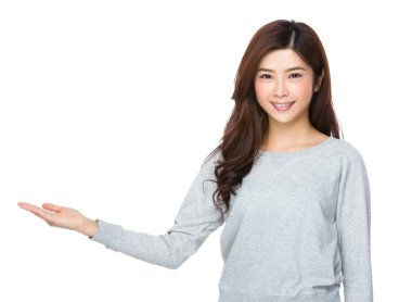 gri süveterli Asyalı genç kadın