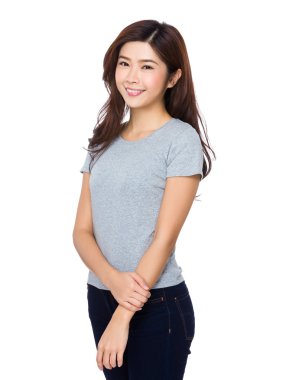 Asyalı genç kadın içinde gri t-shirt