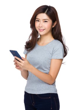 Asyalı genç kadın içinde gri t-shirt