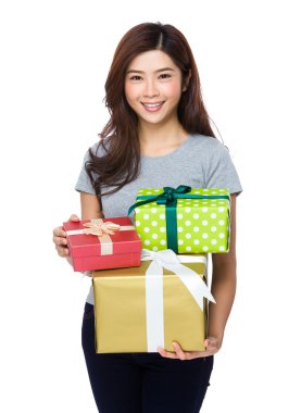 Asyalı genç kadın içinde gri t-shirt