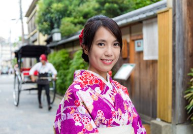 Asyalı genç kadın geleneksel kimono içinde