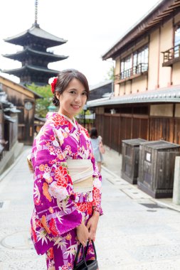 Asyalı genç kadın geleneksel kimono içinde