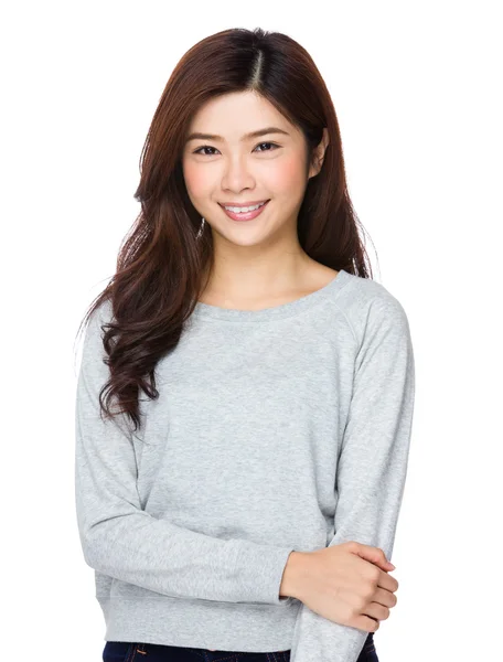 Asiatique jeune femme en pull gris — Photo