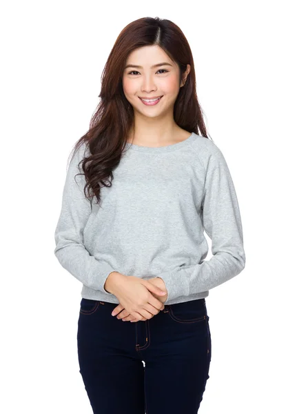 Asiatico giovane donna in grigio maglione — Foto Stock