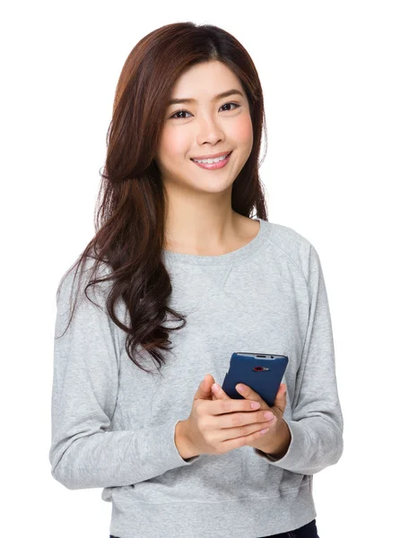 Азиатская девушка в сером свитере — стоковое фото