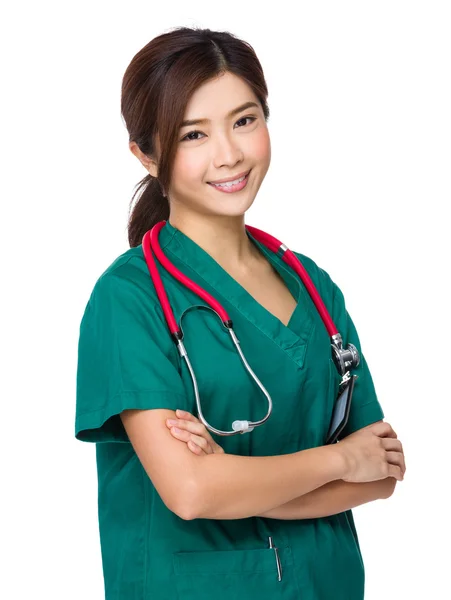 Asiático mulher médico em verde uniforme — Fotografia de Stock