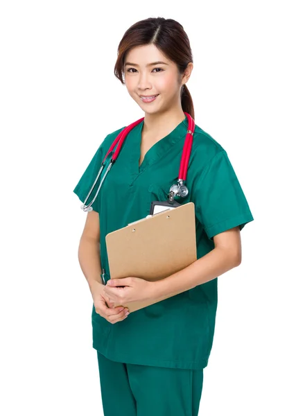 Asiático mulher médico em verde uniforme — Fotografia de Stock