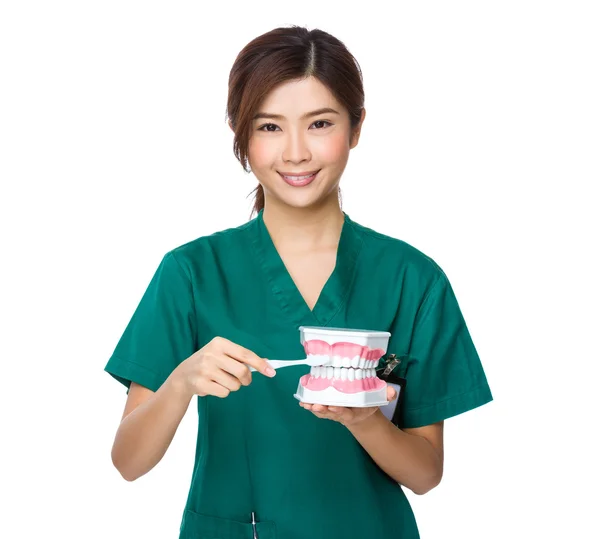 Asiatico donna medico in verde uniforme — Foto Stock