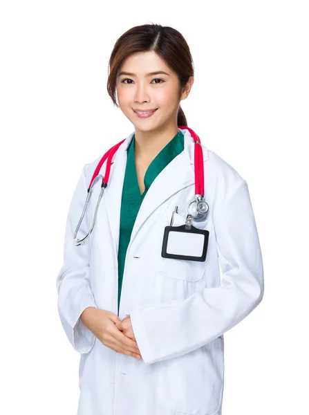 Азиатка врач в белом халате — стоковое фото