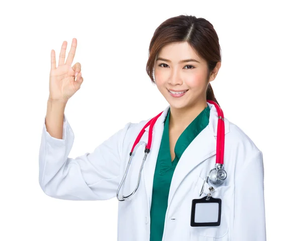 Asiatique femme médecin en blanc manteau — Photo