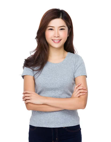 Aziatische jonge vrouw in grijs t-shirt — Stockfoto