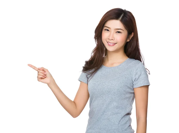 Mujer joven asiática en camiseta gris — Foto de Stock