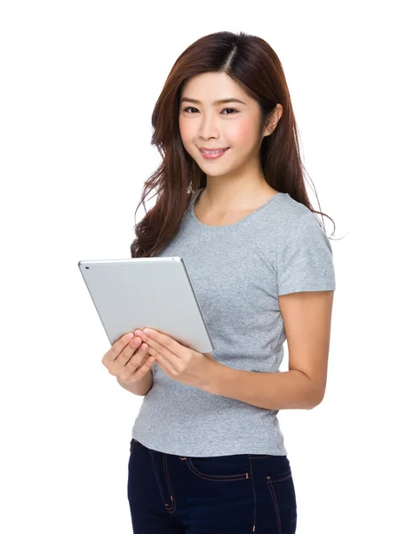 Mujer joven asiática en camiseta gris — Foto de Stock