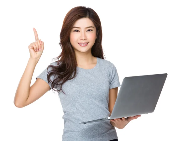 Mujer joven asiática en camiseta gris — Foto de Stock