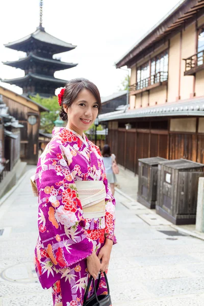 Азиатская девушка в традиционном кимоно — стоковое фото