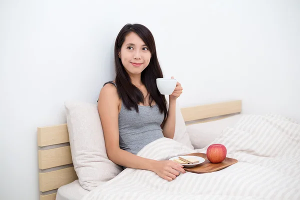 Mujer desayunando por la mañana en la cama —  Fotos de Stock