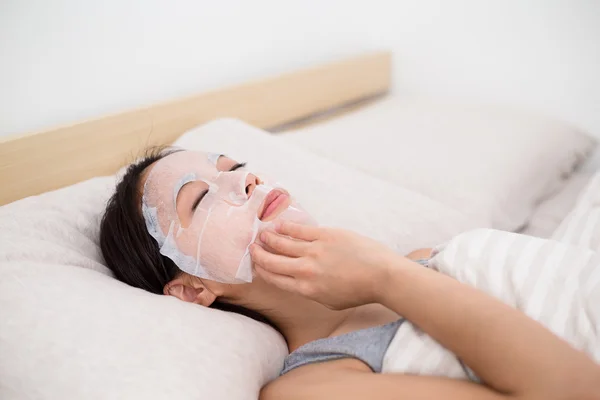 Wanita melakukan masker kertas wajah — Stok Foto