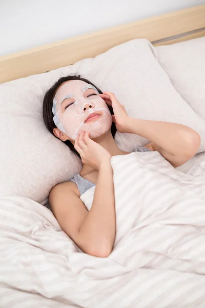 Mujer haciendo máscara de papel facial — Foto de Stock