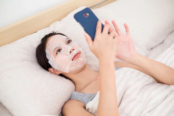 Vrouw doen gezicht papier masker — Stockfoto