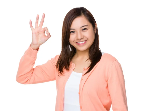Asiática jovem mulher em cardigan rosa — Fotografia de Stock