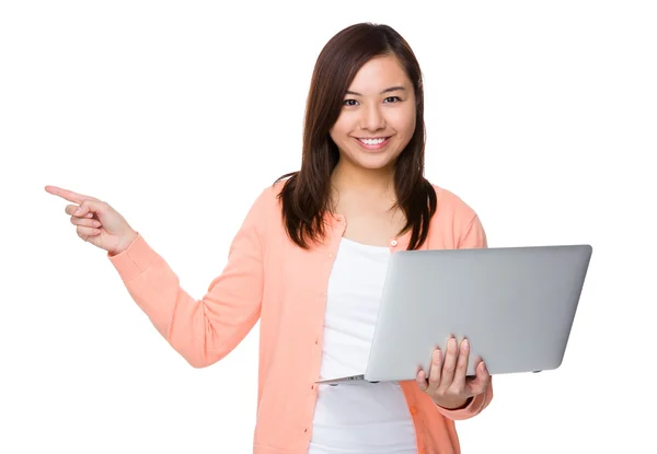 Asiática joven mujer en rosa cárdigan — Foto de Stock