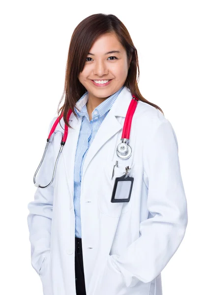 Asiatique femme médecin en blanc manteau — Photo