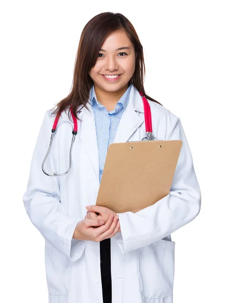 Asiático mulher médico no branco casaco — Fotografia de Stock