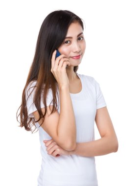 Beyaz t-shirt Asyalı genç kadın