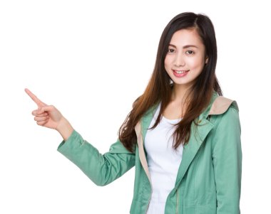 Yeşil paltolu Asyalı genç kadın