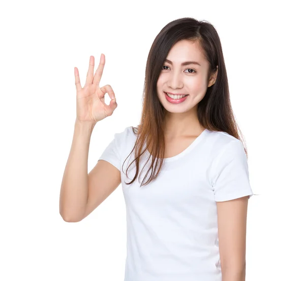 Asiatische junge Frau im weißen T-Shirt — Stockfoto