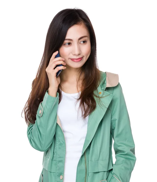 Asiática joven mujer en verde abrigo —  Fotos de Stock