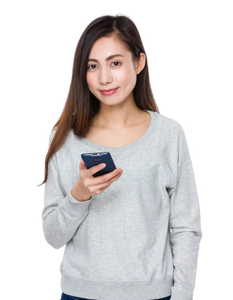 Азиатская девушка в сером свитере — стоковое фото