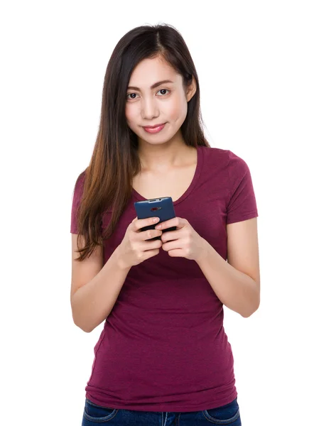 Aziatische jonge vrouw in de rode t-shirt — Stockfoto