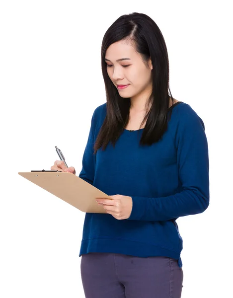 Aziatische jonge vrouw in blauwe trui — Stockfoto