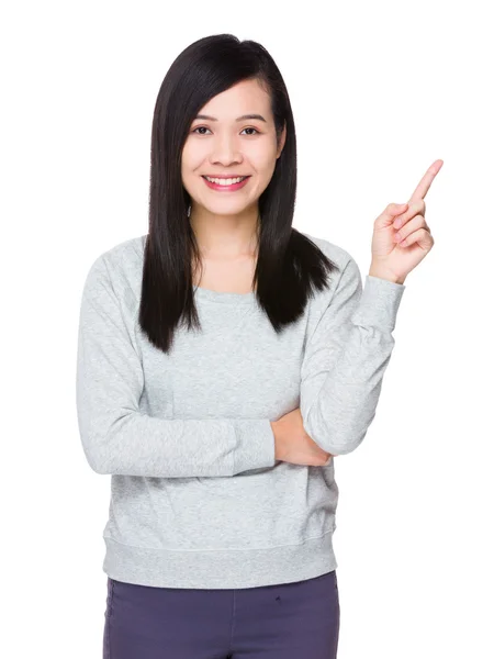 Asiatische junge Frau im grauen Pullover — Stockfoto