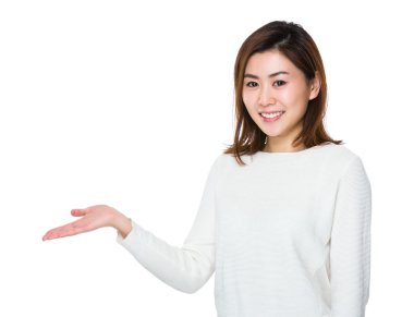 Beyaz kazaklı Asyalı genç kadın