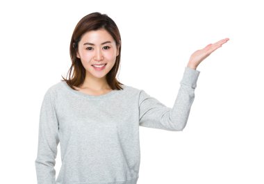 gri süveterli Asyalı genç kadın